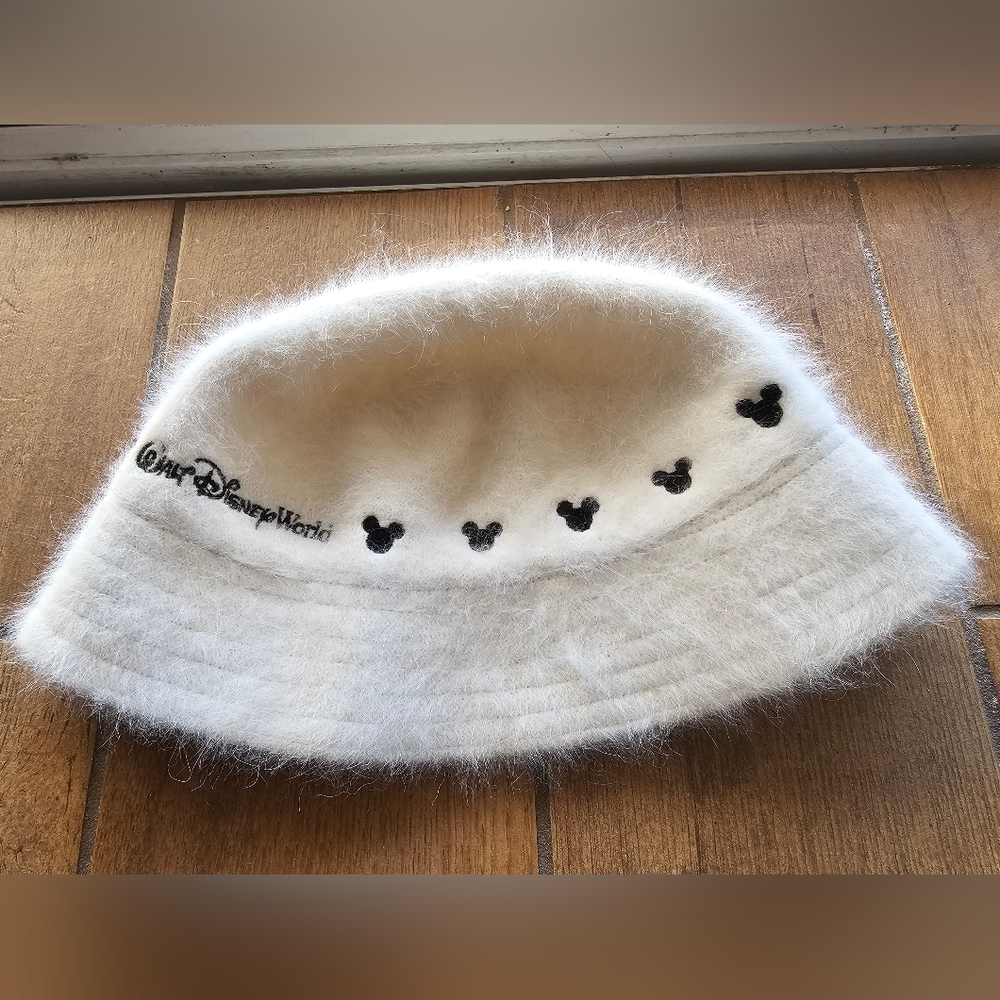 WALT DISNEY WORLD WHITE FUZZY BUCKET HAT